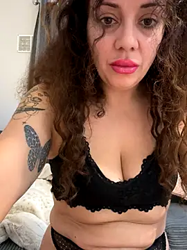 Snapshot of caramelandCurls chatting on 13, 10, 2025 caramelandCurls online show from 13, 10, 2025