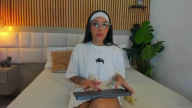 Snapshot of Roseaurora chatting on 10, 11, 2025 Roseaurora online show from 10, 11, 2025