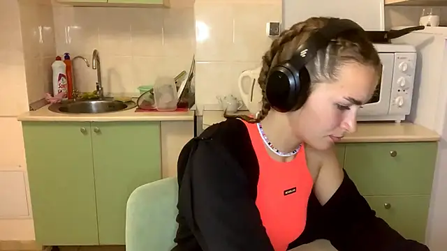 Snapshot of BunnyTiedeman chatting on 9, 10, 2025 BunnyTiedeman online show from 9, 10, 2025