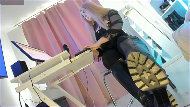 Snapshot of CruelSiren chatting on 10, 10, 2025 CruelSiren online show from 10, 10, 2025