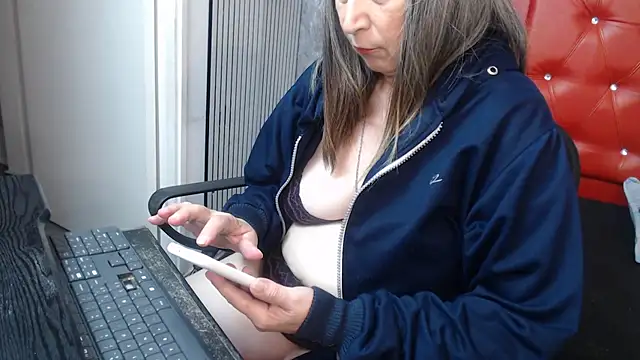 Snapshot of linda__mature chatting on 23, 10, 2025 linda mature online show from 23, 10, 2025