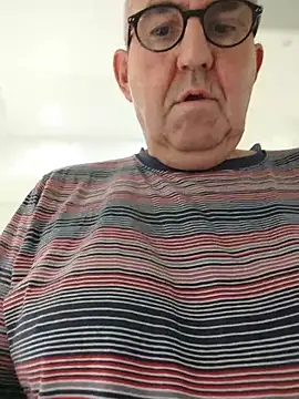 Snapshot of Oldmenhot66 chatting on 23, 12, 2025 Oldmenhot66 online show from 23, 12, 2025