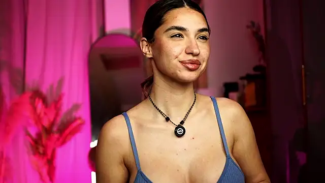 ItalianGirl online show from 15, 4, 2026