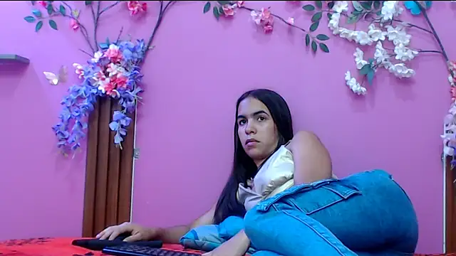 Snapshot of skinnysofia18 chatting on 25, 10, 2025 skinnysofia18 online show from 25, 10, 2025