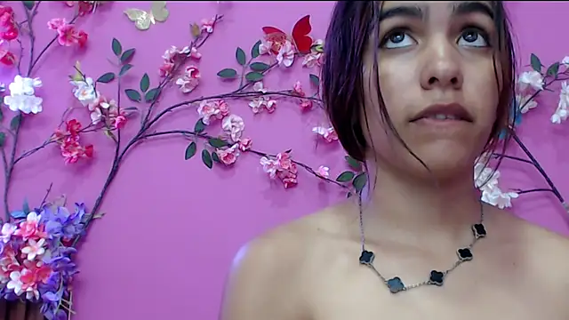 Snapshot of skinnysofia18 chatting on 8, 11, 2025 skinnysofia18 online show from 8, 11, 2025