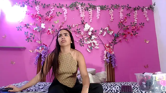 Snapshot of skinnysofia18 chatting on 17, 5, 2026 skinnysofia18 online show from 17, 5, 2026