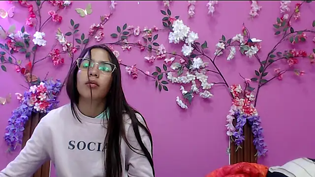 Snapshot of skinnysofia18 chatting on 1, 12, 2025 skinnysofia18 online show from 1, 12, 2025