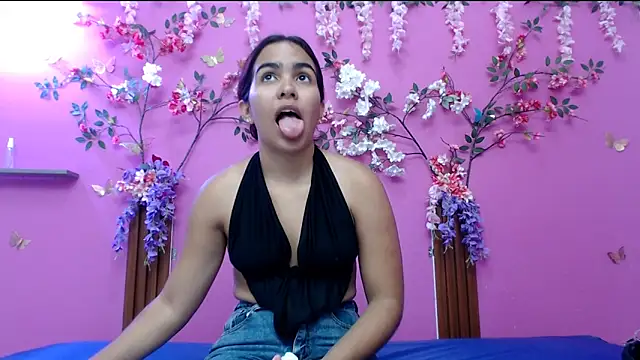 Snapshot of skinnysofia18 chatting on 8, 5, 2026 skinnysofia18 online show from 8, 5, 2026