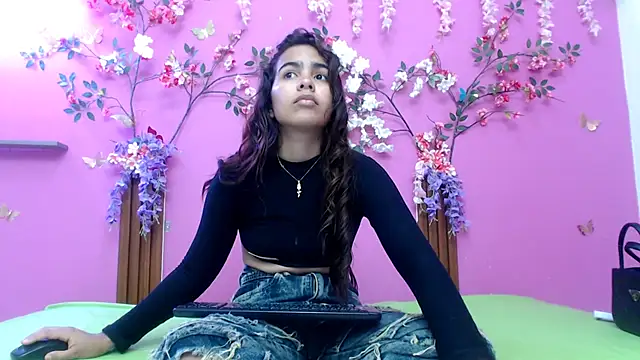 Snapshot of skinnysofia18 chatting on 5, 5, 2026 skinnysofia18 online show from 5, 5, 2026