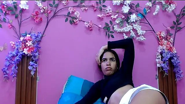 Snapshot of skinnysofia18 chatting on 2, 11, 2025 skinnysofia18 online show from 2, 11, 2025