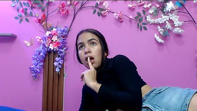 Snapshot of skinnysofia18 chatting on 17, 11, 2025 skinnysofia18 online show from 17, 11, 2025