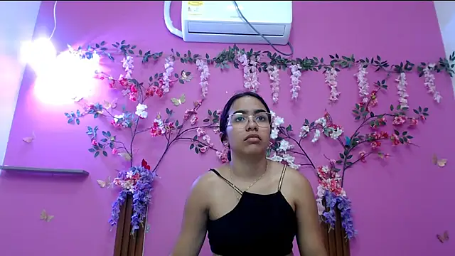 Snapshot of skinnysofia18 chatting on 24, 4, 2026 skinnysofia18 online show from 24, 4, 2026