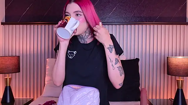 Snapshot of Meganreed_ chatting on 18, 7, 2026 Meganreed online show from 18, 7, 2026