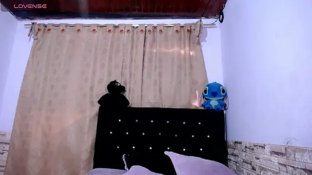 DaraKat18 online show from 4, 2, 2026