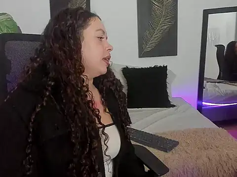 Snapshot of RubyStrong chatting on 5, 11, 2025 RubyStrong online show from 5, 11, 2025