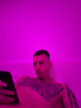 Snapshot of dolarboy17 chatting on 19, 12, 2025 dolarboy17 online show from 19, 12, 2025