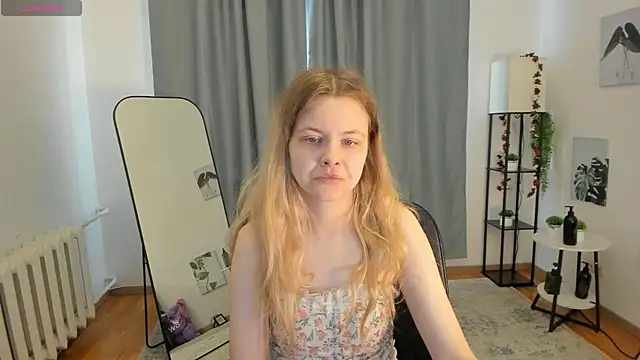 Snapshot of SilverWillow chatting on 4, 10, 2025 SilverWillow online show from 4, 10, 2025