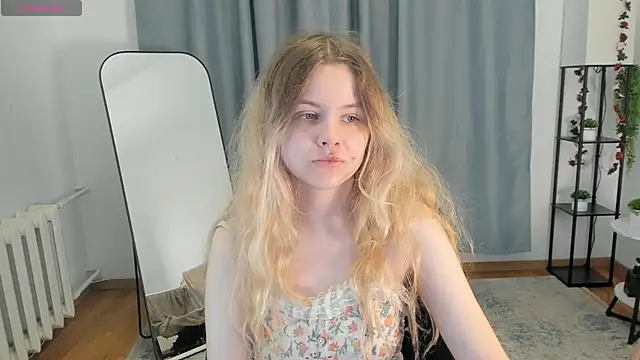 Snapshot of SilverWillow chatting on 8, 10, 2025 SilverWillow online show from 8, 10, 2025