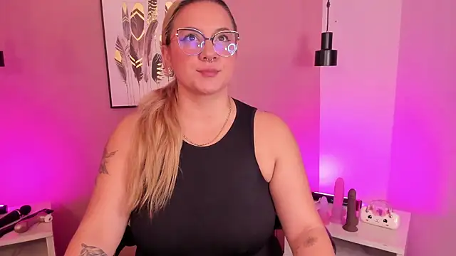 hollie joliie online show from 30, 10, 2025