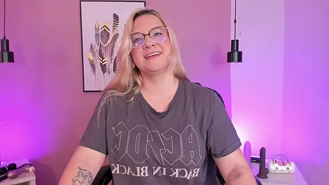 hollie joliie online show from 17, 10, 2025