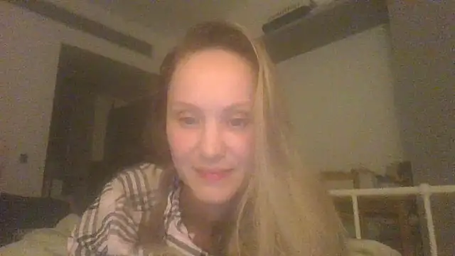 Snapshot of Molvina chatting on 4, 11, 2025 Molvina online show from 4, 11, 2025