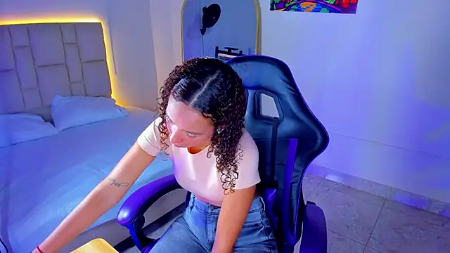 Snapshot of JennyLawrence chatting on 6, 11, 2025 JennyLawrence online show from 6, 11, 2025