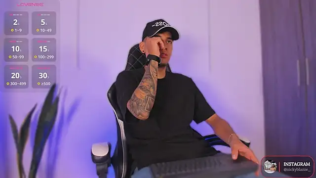 Nickyblazze  online show from 12, 11, 2025