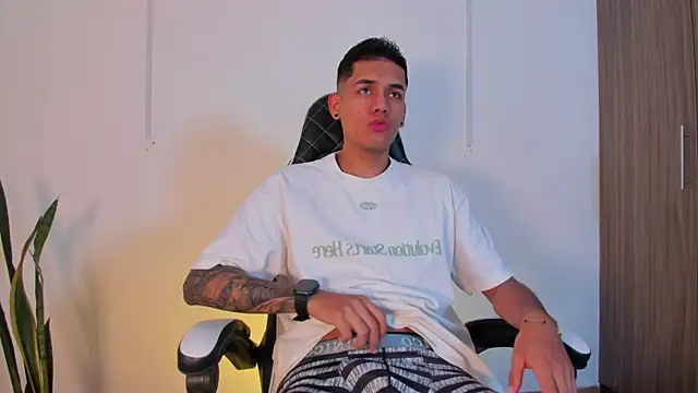 Nickyblazze  online show from 16, 10, 2025