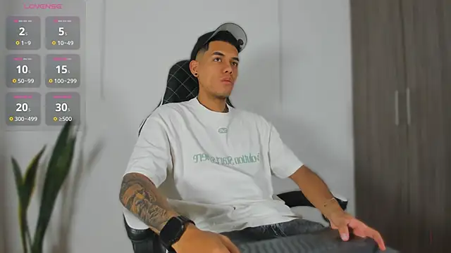 Nickyblazze  online show from 14, 11, 2025