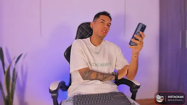 Nickyblazze  online show from 30, 10, 2025