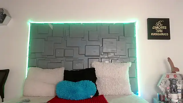 Trinity Knox online show from 3, 10, 2025