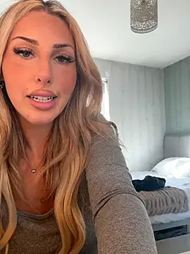Snapshot of HeidiMae chatting on 27, 10, 2025 HeidiMae online show from 27, 10, 2025