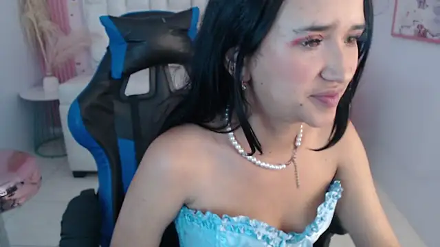 Snapshot of bella_vibess_s chatting on 27, 11, 2025 bella vibess s online show from 27, 11, 2025