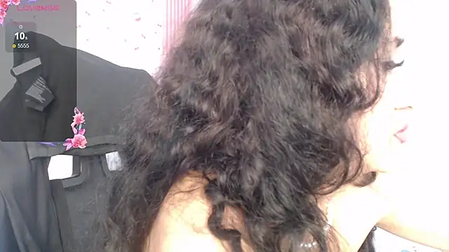 Snapshot of bella_vibess_s chatting on 14, 11, 2025 bella vibess s online show from 14, 11, 2025