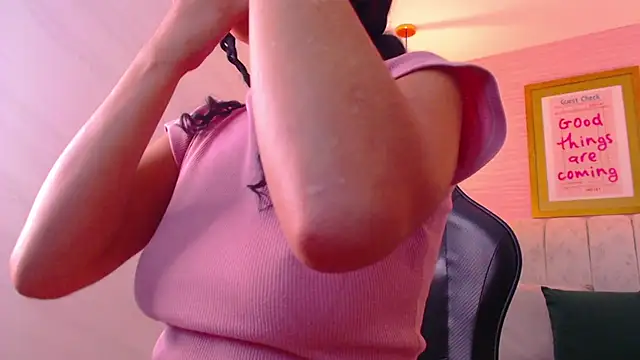 Snapshot of bella_vibess_s chatting on 8, 11, 2025 bella vibess s online show from 8, 11, 2025