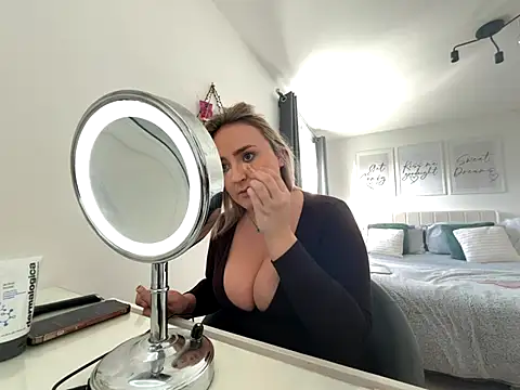 Elliemaee online show from 22, 10, 2025