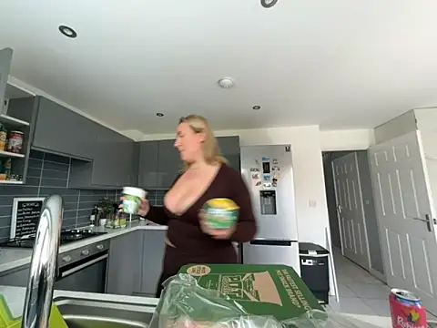 Elliemaee online show from 19, 9, 2025