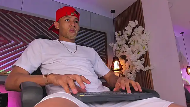 Snapshot of B_Wild chatting on 23, 11, 2025 B Wild online show from 23, 11, 2025