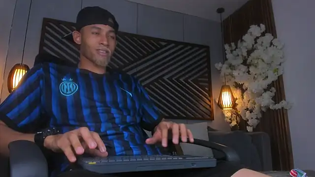 Snapshot of B_Wild chatting on 28, 10, 2025 B Wild online show from 28, 10, 2025