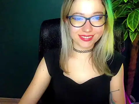 Snapshot of loveHeidi chatting on 18, 12, 2025 loveHeidi online show from 18, 12, 2025