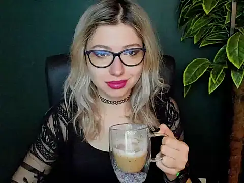 Snapshot of loveHeidi chatting on 2, 12, 2025 loveHeidi online show from 2, 12, 2025