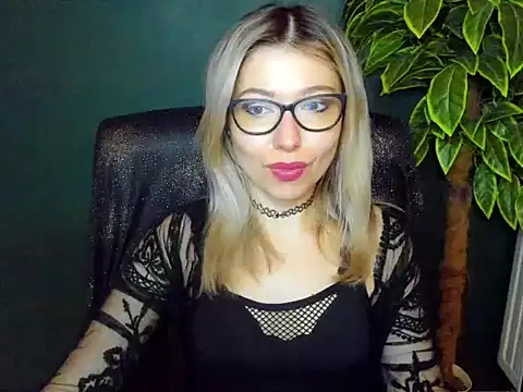 Snapshot of loveHeidi chatting on 17, 12, 2025 loveHeidi online show from 17, 12, 2025