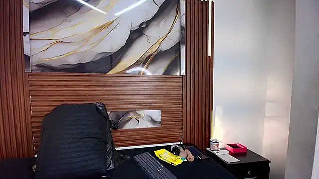 Snapshot of Evelin_thompsson chatting on 18, 10, 2025 Evelin thompsson online show from 18, 10, 2025