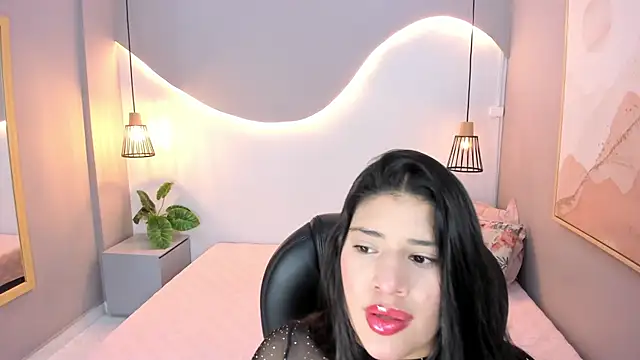 Mia hills  online show from 14, 9, 2025