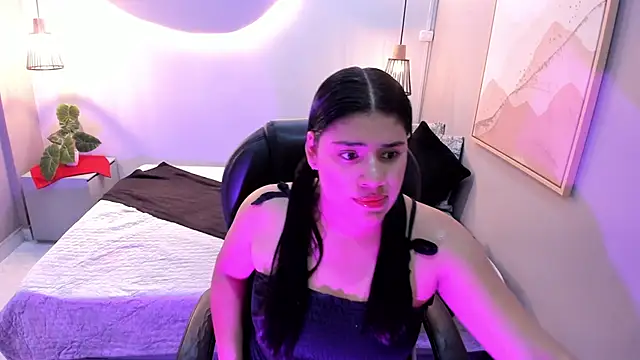 Mia hills  online show from 11, 9, 2025