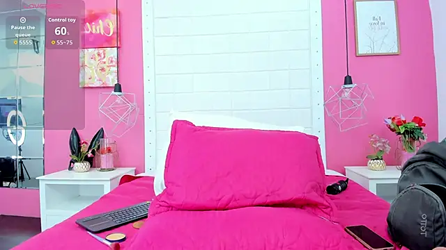 Snapshot of TransDoll09 chatting on 8, 10, 2025 TransDoll09 online show from 8, 10, 2025