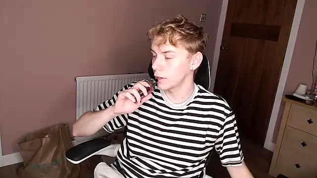 Snapshot of scottishtwink01 chatting on 19, 9, 2025 scottishtwink01 online show from 19, 9, 2025