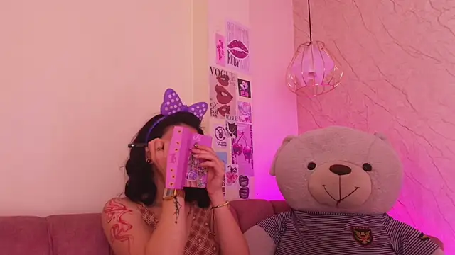 Snapshot of april_bennett chatting on 22, 11, 2025 april bennett online show from 22, 11, 2025