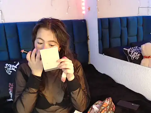 nikolle huyt online show from 30, 9, 2025