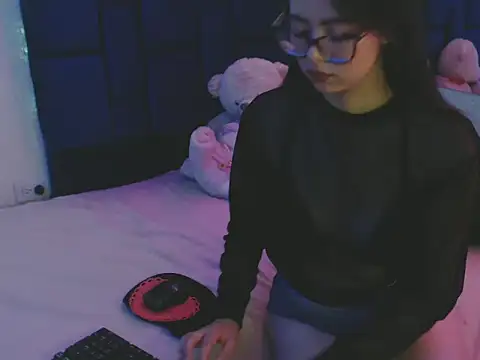 nikolle huyt online show from 10, 9, 2025